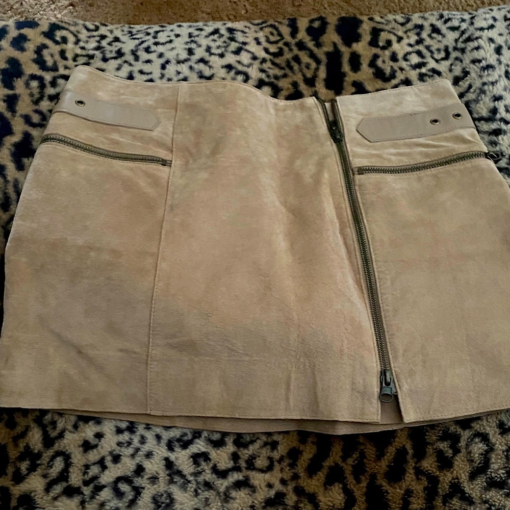 bebe Taupe Suede Mini Skirt with Front Zip Detail💋🍒
